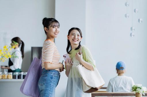 買い物をする若い女性 買い物をする若い女性 買い物,ショッピング,店の写真素材