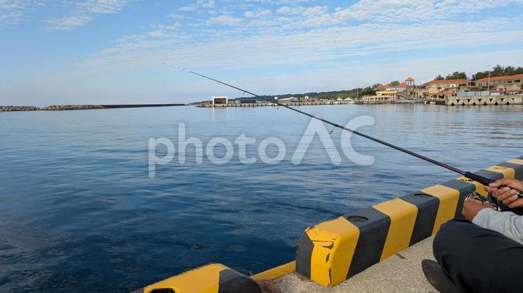 波止場で釣り(横) 釣り,海,海釣りの写真素材