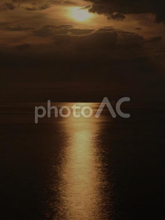 赤く染まる満月のムーンロード ムーンロード,夜の海,海の写真素材