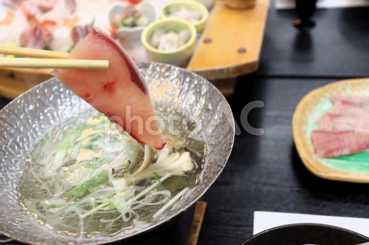 富山県氷見市のお宿にて寒ブリの鰤しゃぶ！ ぶりしゃぶ,鰤しゃぶ,薄づくりの写真素材