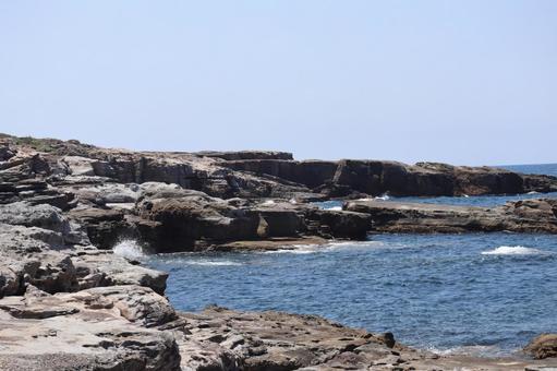 青空と岩場の海岸と岩壁と青い海面の海 青空,岩場,海岸の写真素材