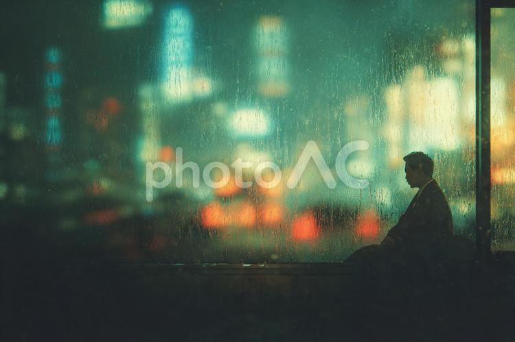 雨の窓辺に座る孤独な男性 日本人女性,窓辺,夕日の写真素材