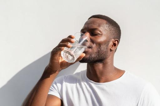 健康的なライフスタイル:水を飲む男性 健康的なライフスタイル:水を飲む男性の写真
