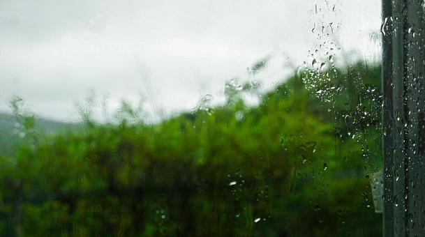 雨上がり:雨粒の窓、緑のぼかし風景 雨上がり:雨粒の窓、緑のぼかし風景 雨,雨粒,水滴の写真素材