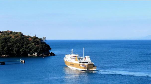 清水港から土肥港に到着　駿河湾フェリー 駿河湾フェリー,晩秋,ゴールドロードの写真素材