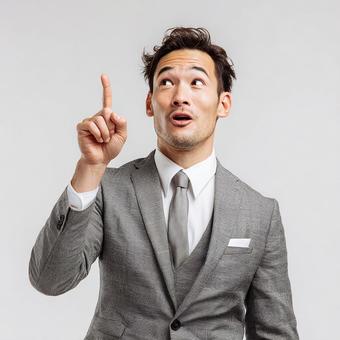 アイデアを思いついた瞬間を捉えた男性 アイデアを思いついた瞬間を捉えた男性の写真