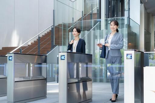 オフィスに通勤をするビジネスウーマン 通勤,ビジネスウーマン,女性の写真素材