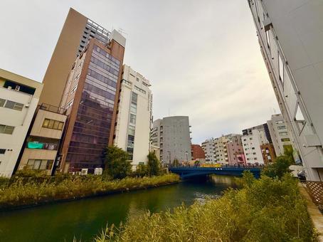 オフィスビル群と亀島川の眺め 空,スカイライン,ビジネスの写真素材