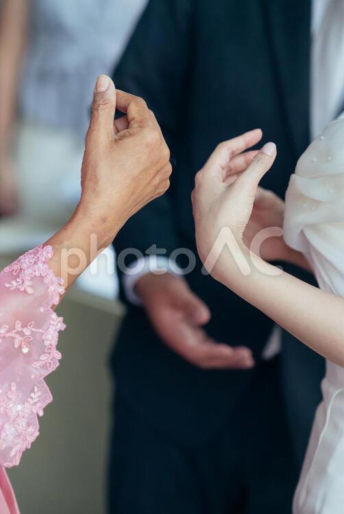 母娘 結婚式,新郎,花嫁の写真素材