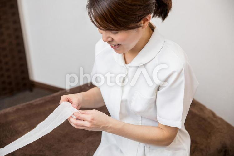 包帯を巻く看護師 包帯,治療,ケガの写真素材