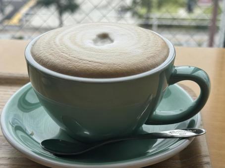 カフェのテーブルに置かれたカフェオレ カフェラテ,ラテアート,コーヒーの写真素材