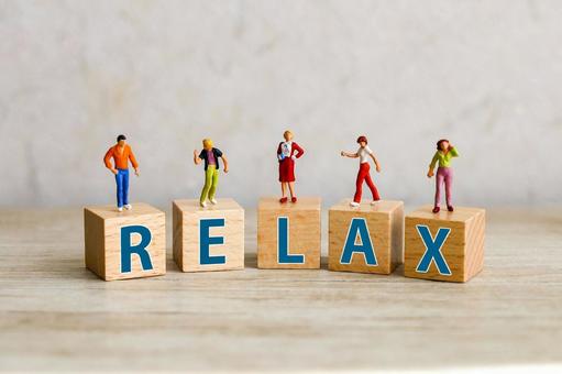 RELAXの文字とくつろぐミニチュアたち RELAXの文字とくつろぐミニチュアたち リラックス,癒し,安らぎの写真素材