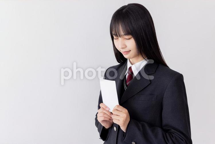 合格発表の掲示板を確認する女子高生 女子高生,受験生,合格発表の写真素材