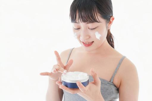 顔にクリームを塗る若い女性 スキンケア,風呂,女性の写真素材