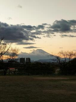夕焼けと富士山です！ 夕焼け,夕方,富士山の写真素材