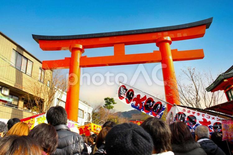 初詣でご利益の祈願に神社へ訪れる参拝者のイメージ 初詣,神社,ご利益の写真素材