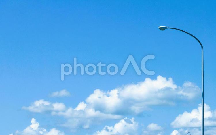 真夏の空　雲の行列 空,雲,街路灯の写真素材