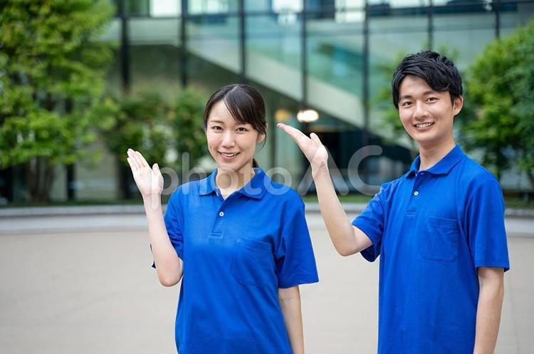 手で案内をする男女の介護施設スタッフ 男女,男性,女性の写真素材