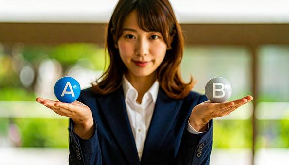 選択肢を提示する女性 選択肢を提示する女性の写真