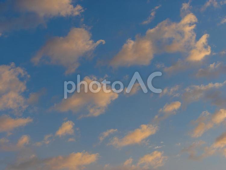 早朝の空と雲の背景素材 朝焼け,空,雲の写真素材
