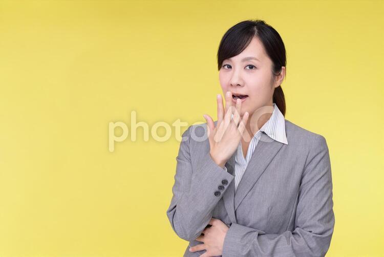 驚いた表情のビジネスウーマン 女性,ビジネウーマン,女の写真素材