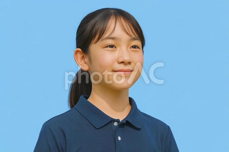 青空と中学生の笑顔の女の子 子ども,子供,キッズの写真素材