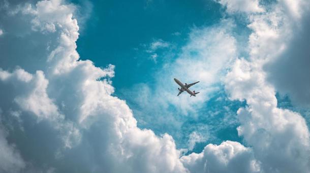 青空と飛行機 青空と飛行機の写真