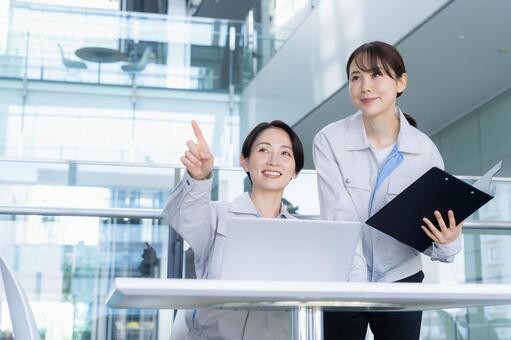 ビルメンテナンスする女性エンジニア 不動産,会議,エンジニアの写真素材