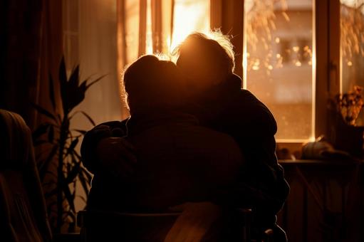 介護施設の優しい夕日とふれあい 介護施設の優しい夕日とふれあいの写真