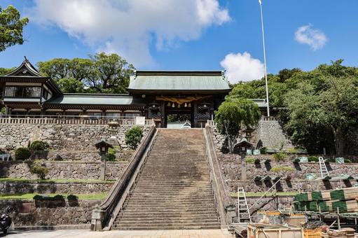 諏訪神社 山門と長坂 諏訪神社 山門と長坂の写真