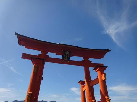 青空と厳島神社の鳥居 厳島神社,鳥居,宮島の写真素材