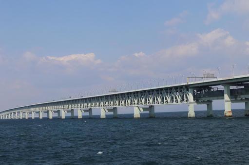 青い海と連絡橋と雲と青空の風景 青い海と連絡橋と雲と青空の風景の写真