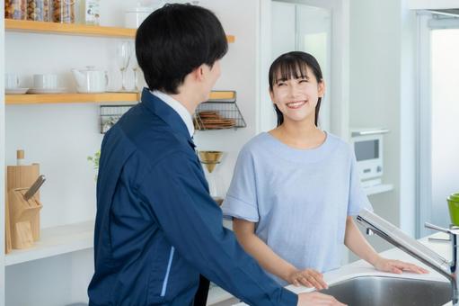 キッチンで女性に説明をする不動産業者 キッチンで女性に説明をする不動産業者 不動産,設計,女性の写真素材