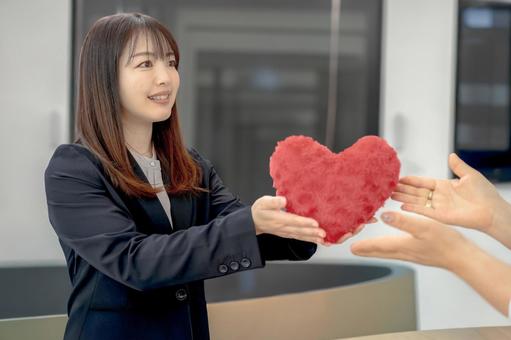 ハートとビジネス ハートとビジネス 女性,スーツ,笑顔の写真素材