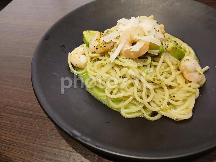 海老とアボカドのジェノベーゼ～バジル ジェノベーゼ,バジル,パスタの写真素材