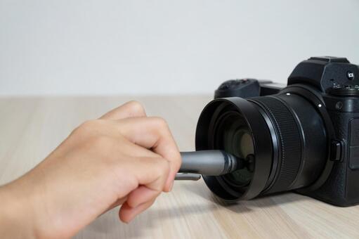 カメラのレンズをクリーニングする手元 カメラ,レンズ,掃除の写真素材