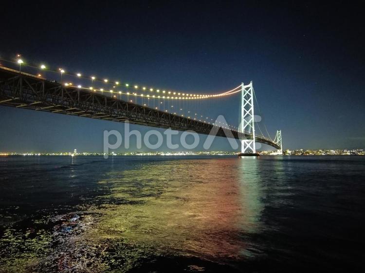 夜の明石海峡大橋と水面 夜景,照明,色とりどりの写真素材
