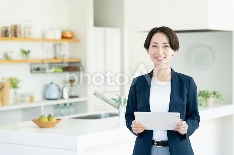 不動産業のビジネスウーマン 不動産,ビジネスウーマン,ビジネスの写真素材
