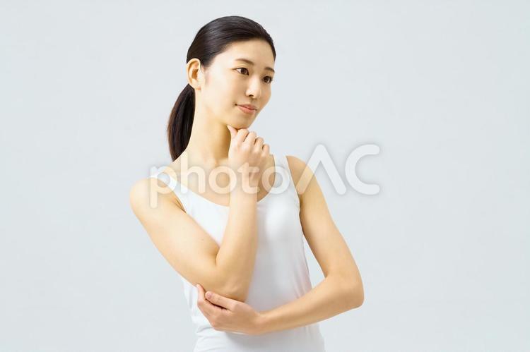 手を顔に添える女性　悩み　スキンケア ビューティー,スキンケア,フェイシャルケアの写真素材