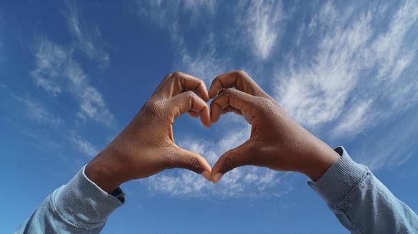感謝の気持ちを表すハートポーズ 感謝の気持ちを表すハートポーズの写真