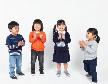 拍手をする子供たち 拍手をする子供たちの写真