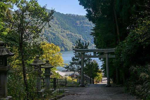 滋賀・長浜市 菅浦 須賀神社と琵琶湖 須賀神社,琵琶湖,淳仁天皇の写真素材