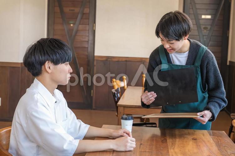 対応するスタッフと顧客 レストラン,カフェ,接客の写真素材