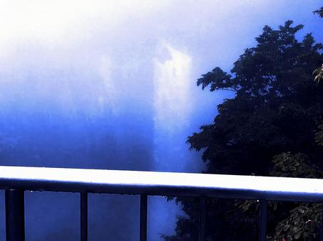 霧に包まれた幻想的な風景 霧に包まれた幻想的な風景の写真