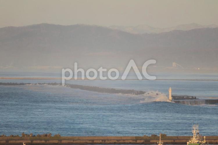 灯台に打ち寄せる波 釧路,釧路湾,朝の写真素材
