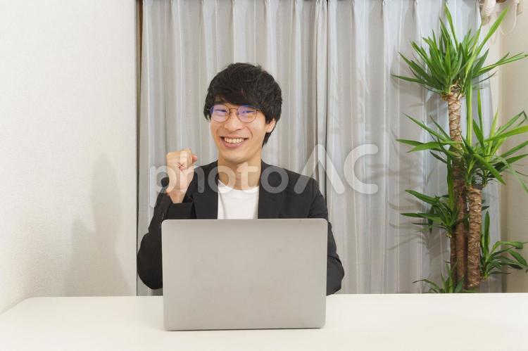 オフィスワーク 男性 オフィスワーク 男性 ビジネス,ビジネスマン,男性の写真素材
