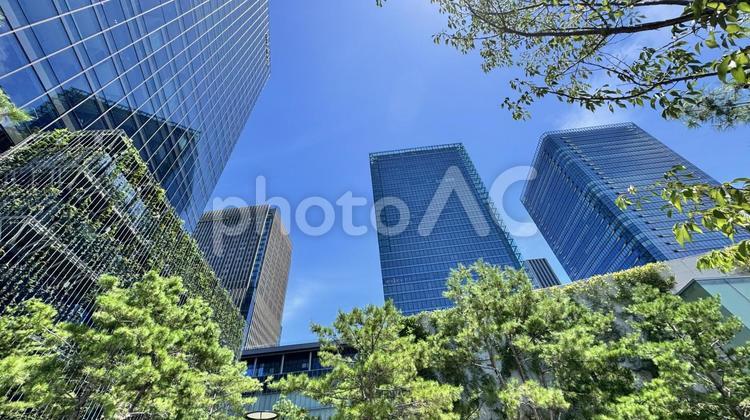 ビルと緑と青空 大阪,梅田,駅前の写真素材
