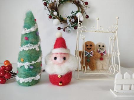 ハンドメイドサンタとクリスマスツリー ハンドメイドサンタとクリスマスツリー クリスマス,ハンドメイド,羊毛フェルトの写真素材