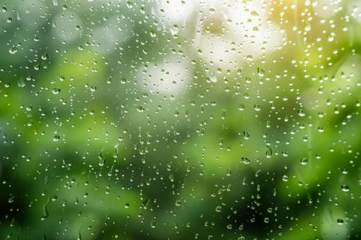 雨の日の窓ガラスと緑のにじみ 雨の日の窓ガラスと緑のにじみの写真