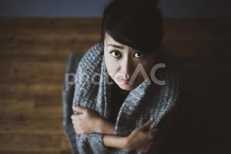 不安を抱える女性 女性,人物,寂しいの写真素材